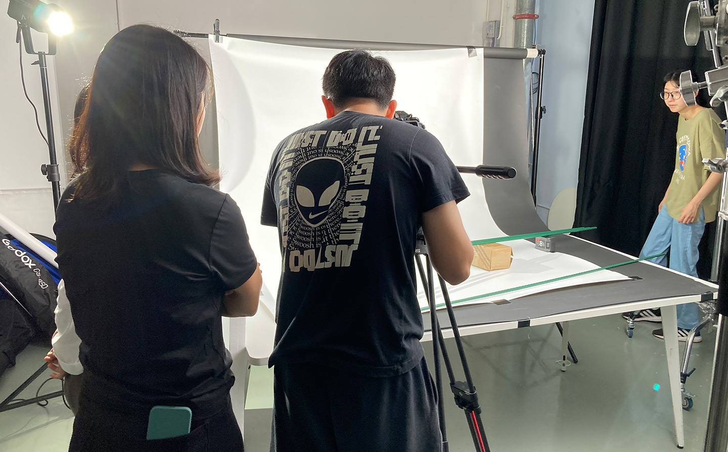 上海短視頻制作公司：怎樣通過(guò)創(chuàng)意拍攝手法提升短視頻的吸引力？